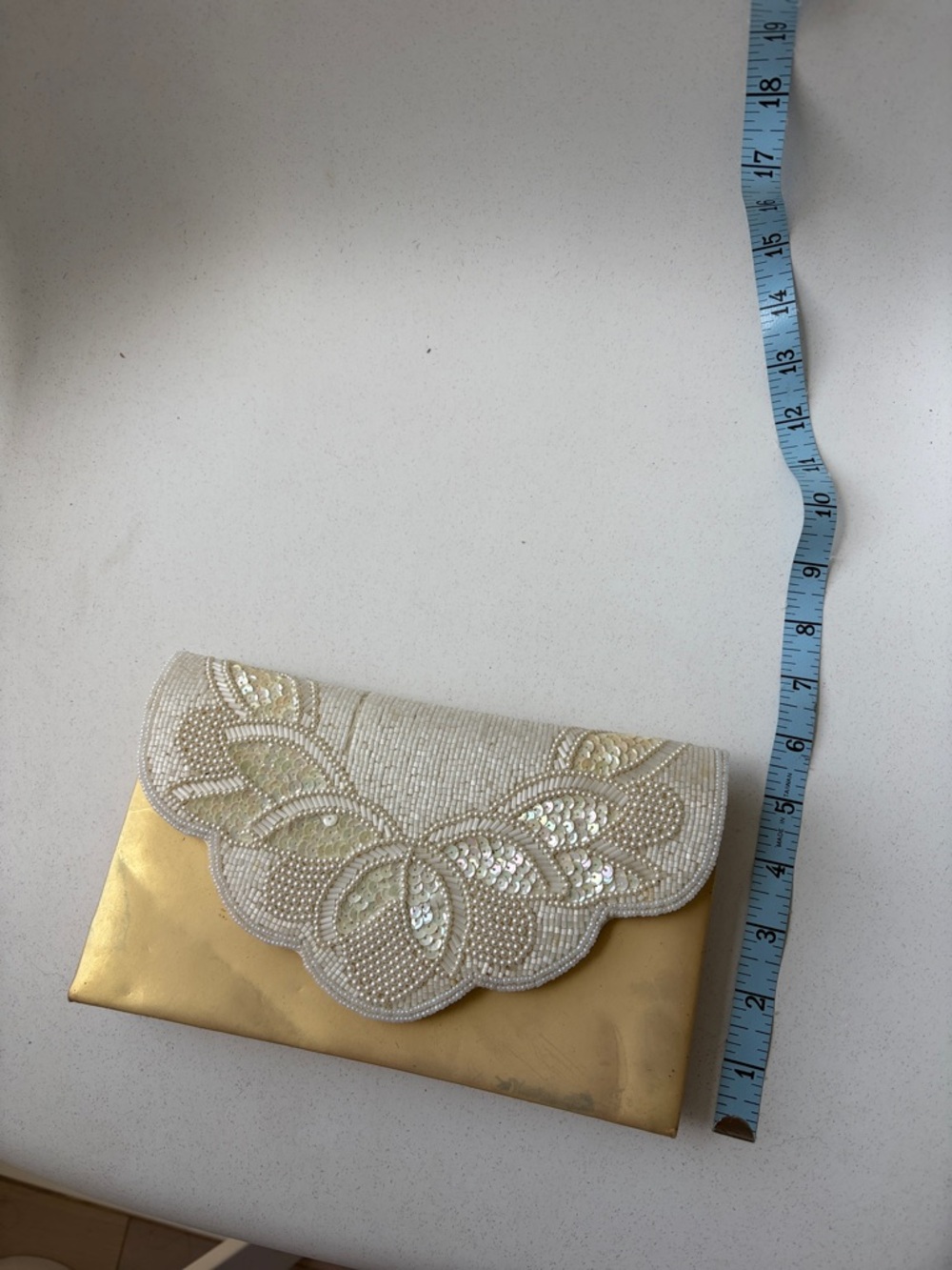 Mermaid 🧜‍♀️ vintage Women's Gold and Ivory Beaded Scallop Clutch